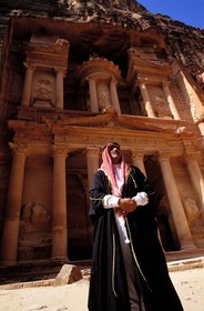 Jordanie, Petra, bédouin devant la Khazneh (le trésor) probable tombeau d'un roi ou d'une reine