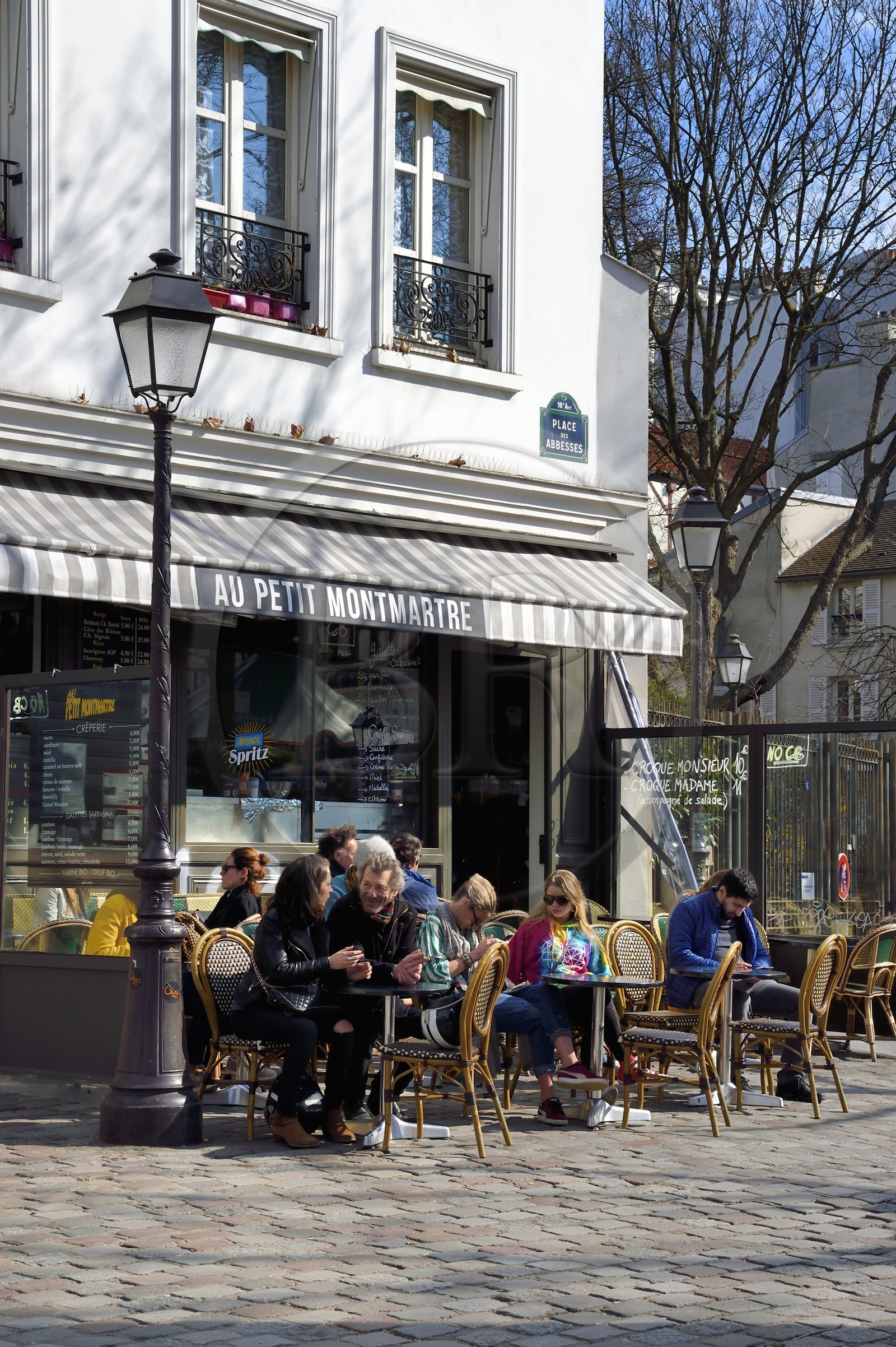 France, Paris (75), Montmartre, terrasse de Café place des Abbesses