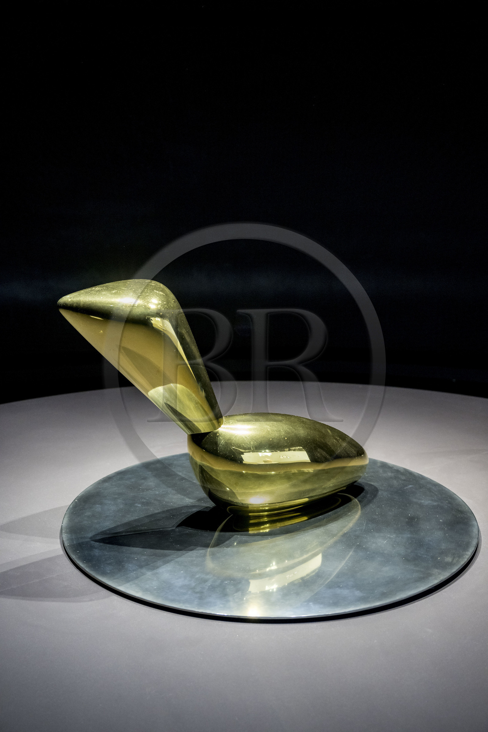 France, Paris (75), quartier des Halles, le Centre Pompidou aussi apellé Beaubourg, Musée National d'Art Moderne (MNAM), exposition retrospective Brancusi, Léda, 1923, bronze poli