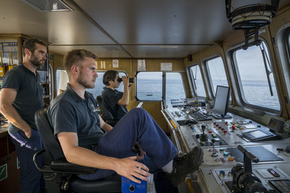 France, Finistère (29), Mer d'Iroise, Le Conquet, navire de la Penn ar Bed assurant la liaison avec les iles de Molène et Ouessant, le pilote sur la passerelle