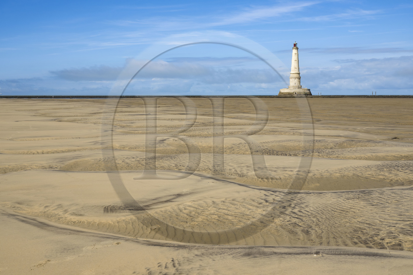 France, Gironde (33), le Verdon-sur-Mer, plateau rocheux de Cordouan à marée basse, phare de Cordouan, classé Patrimoine Mondial de l'UNESCO