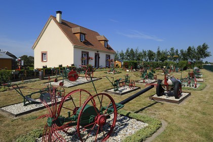 France, Eure (27), Saint Aubin sur Quillebeuf, collection de machines agricoles dans le jardin de monsieur Tesson