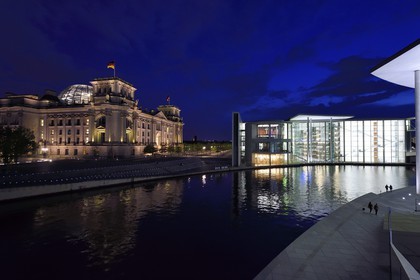 Allemagne, Berlin, le Reichstag avec le dome en verre du Bundestag (parlement allemand depuis 1999) de l'architecte Sir Norman Foster à gauche, batiments du nouveau complexe parlementaire le Paul-Lobe Haus à droite par l'architecte Stephan Braunfels sur les berges de la rivière Spree