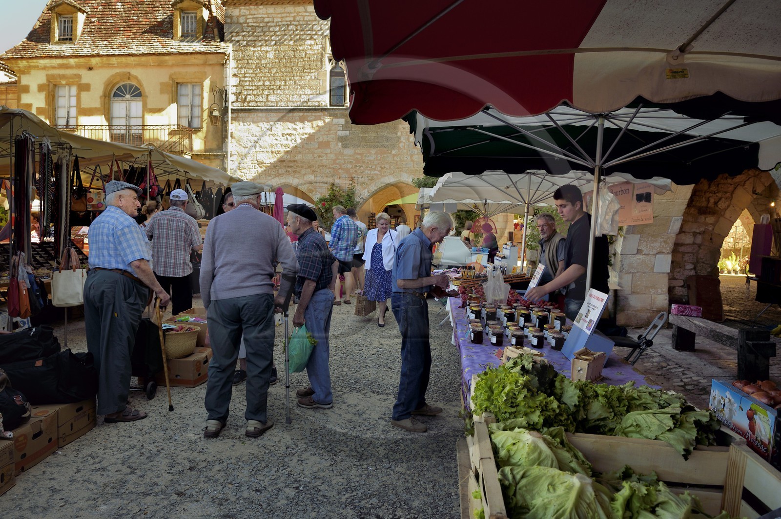 France, Dordogne (24), Périgord Pourpre, Monpazier, labellisé Les Plus Beaux Villages de France, jour de marché sur la place des Cornières au coeur du village