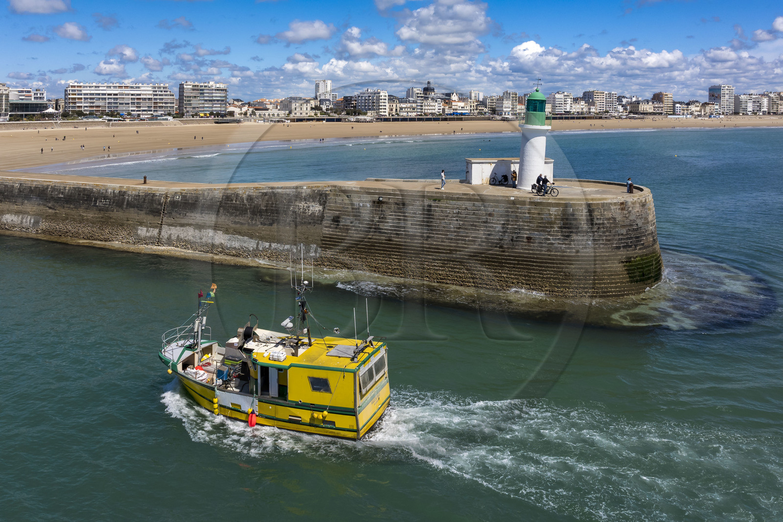 France, Vendée (85), Les-Sables-d'Olonne, la balise d'entrée du chenal au bout de la jetée des skippers classés de la course du Vendée Globe et bateau de pêche entrant dans le chenal d'accès aux ports (vue aérienne)