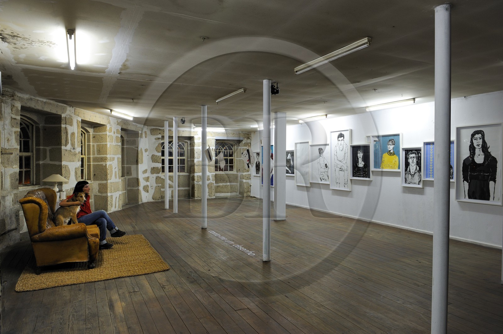 Portugal, région du Minho, Guimaraes, squat d'artistes officiel place  Largo do Toural et un des lieux d'exposition de Guimaraes 2012, l'artiste Delia Carvalho présente son travail