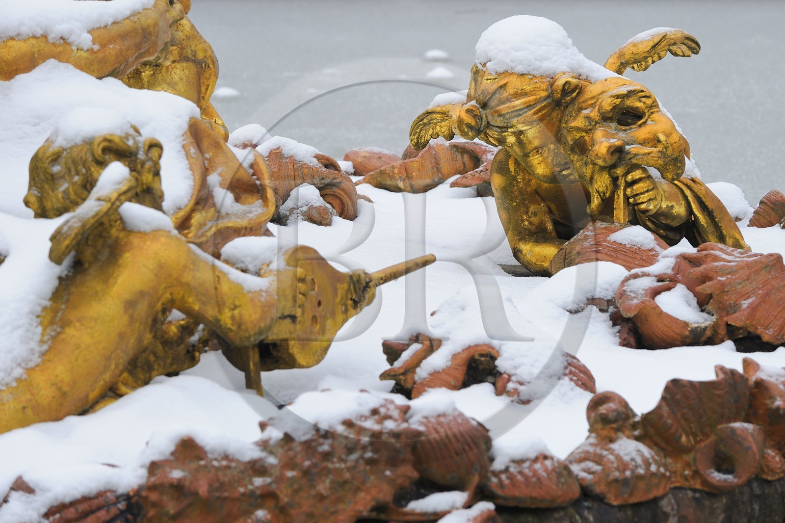 France, Yvelines (78), parc du château de Versailles sous la neige, classé Patrimoine Mondial de l'UNESCO, bassin de Saturne ou de l'Hiver oeuvre de Girardon