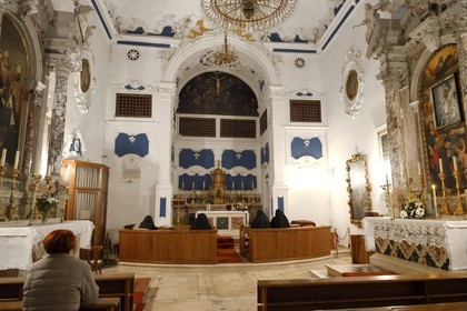 Croatie, Dalmatie, côte dalmate, Trogir, centre historique classé Patrimoine Mondial de l'UNESCO, messe dans l'église du Couvent bénédictin St Nicolas