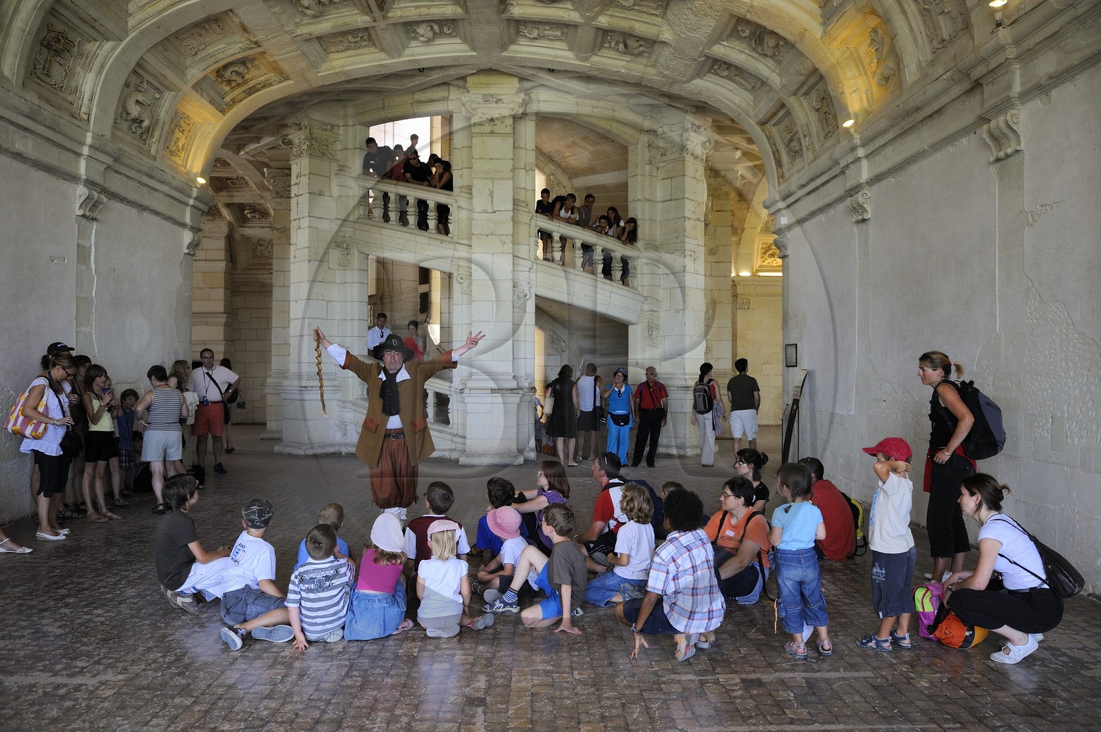 France, Loir et Cher (41), Vallée de la Loire classée Patrimoine Mondial de l' UNESCO, château de Chambord, visite guidée pour enfants en costume devant l'escalier à double révolution attribué à Léonard de Vinci