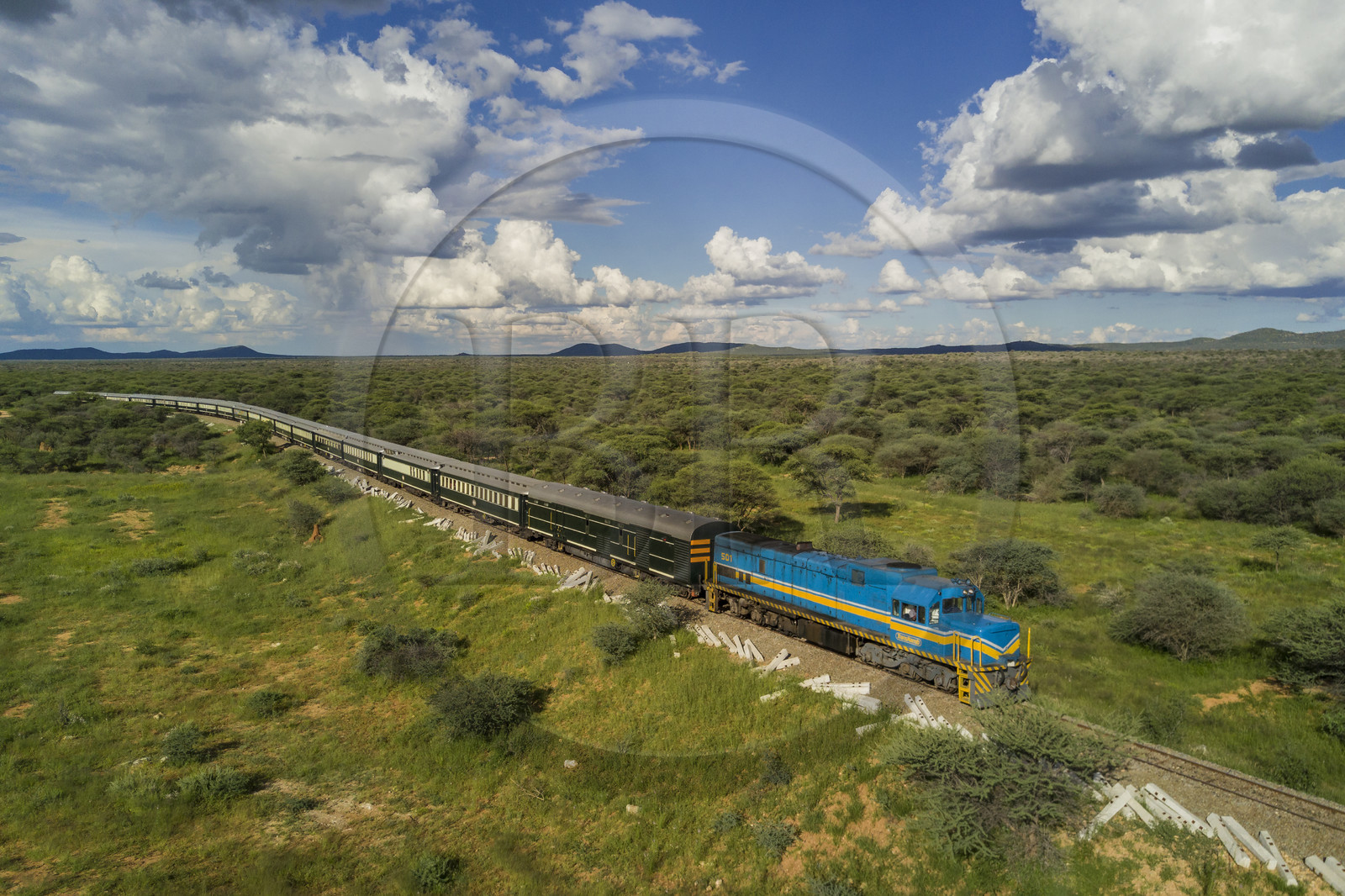 Namibie, région de Otjozondjupa, le train Shongololo express traversant le bush namibien vers Kalkfeld (vue aérienne)