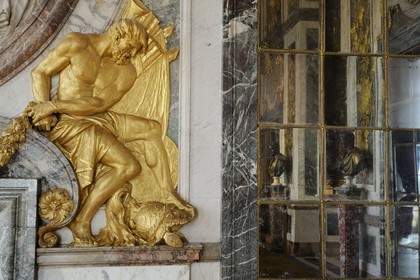 France, Yvelines (78), château de Versailles, classé Patrimoine Mondial de l'UNESCO, salon de la Guerre au bout de la Galerie des Glaces