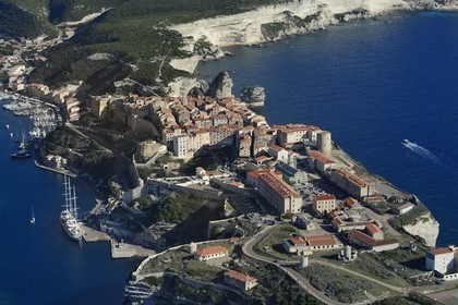 France, Corse-du-Sud (2A), Bonifacio, les falaises calcaires, la citadelle et la vieille ville (vue aérienne)