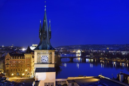 République Tchèque, Prague, centre historique classé Patrimoine Mondial de l' UNESCO, la rivière Vltava et la tour du Chateau d'eau de la vieille ville