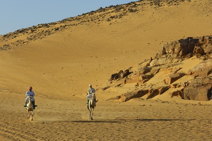 Egypt, Upper Egypt, Nubia, Nile Valley, Aswan, camel drivers on the sand dunes of the left bank