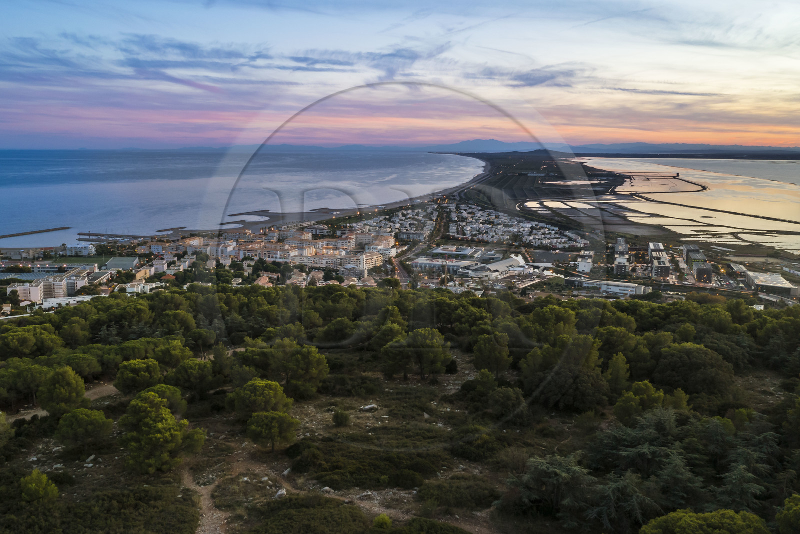 France, France, Hérault (34), Sète, le Lido de Thau situé entre la mer et l'étang de Thau sur le cordon littoral reliant les deux communes de Sète et de Marseillan, vue depuis le Mont Saint-Clair (vue aérienne)