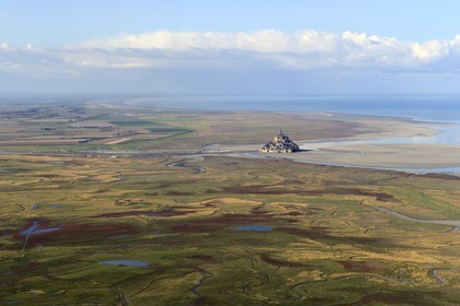 France, Manche (50), Baie du Mont-Saint-Michel, classée Patrimoine Mondial de l'UNESCO, le Mont-Saint-Michel, prés salés et bras de mer à marée basse en premier plan (vue aérienne)