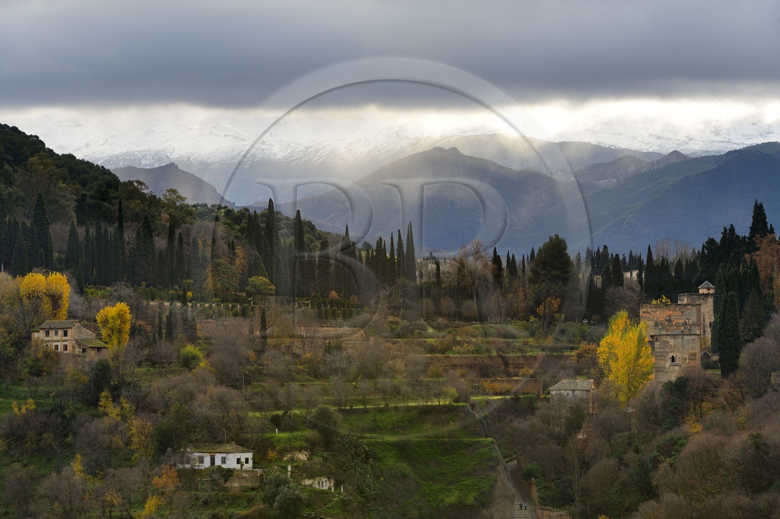 Espagne, Andalousie, Grenade, l'Alhambra, classé Patrimoine Mondial de l'UNESCO, et les montagnes de la Sierra Nevada