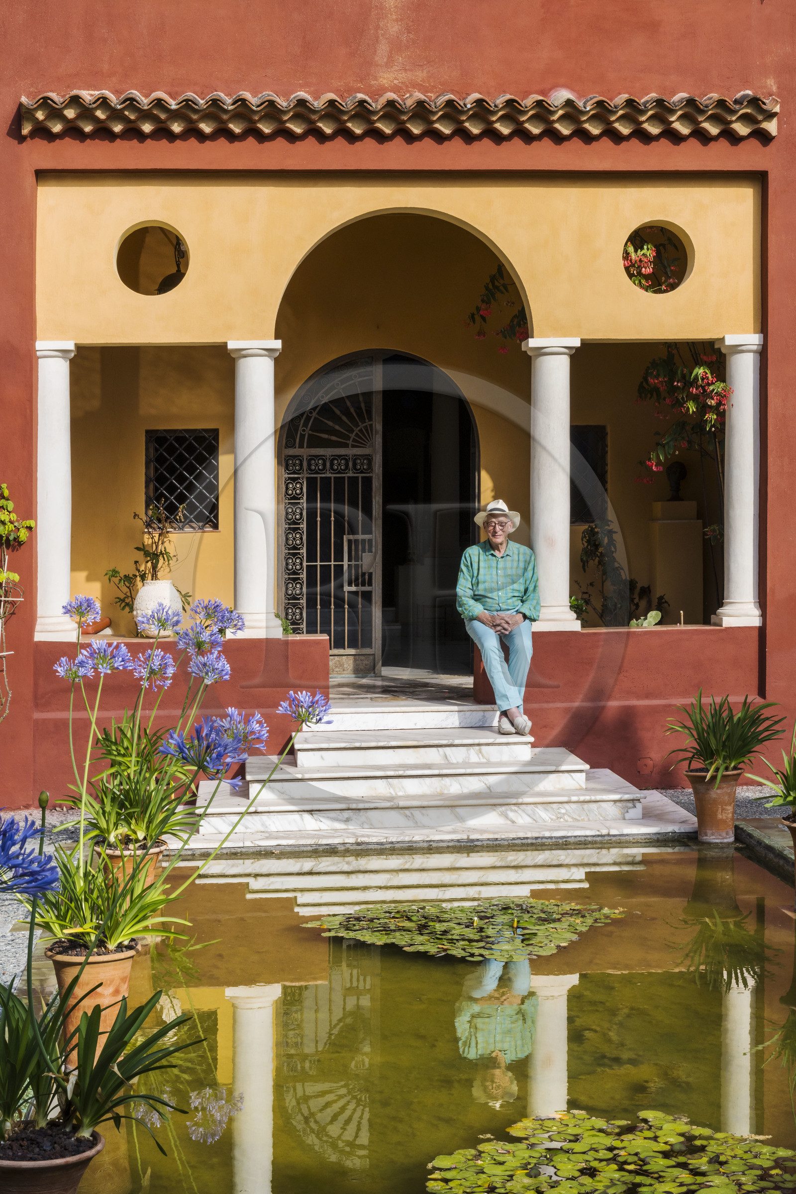France, Alpes-Maritimes (06), Menton, Domaine des Colombieres, l'actuel propriétaire Michael Likierman dans la villa des Colombières  entièrement conçue comme une œuvre d'art par Ferdinand Bac