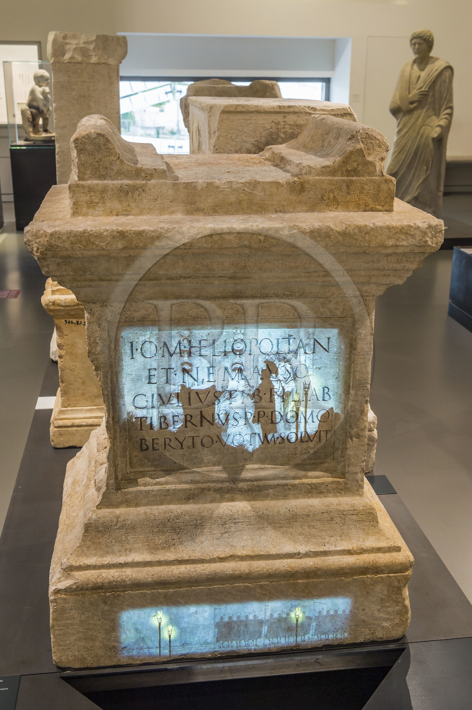 France, Gard (30), Nîmes, Musée de la Romanité de l'architecte Elizabeth de Portzamparc, collection épigraphique de stèles avec inscriptions honorifiques, dédicatoires et funéraires, avec projection de mise en valeur et explicatives