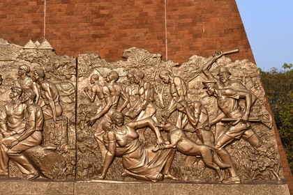 Zimbabwe, Harare, cimetière et le monument national pour commémorer la guérilla du Front patriotique tués pendant la guerre du Bush de Rhodésie du Sud, paroi portant des peintures murales représentant l'histoire du Zimbabwe, ici la brutale époque coloniale