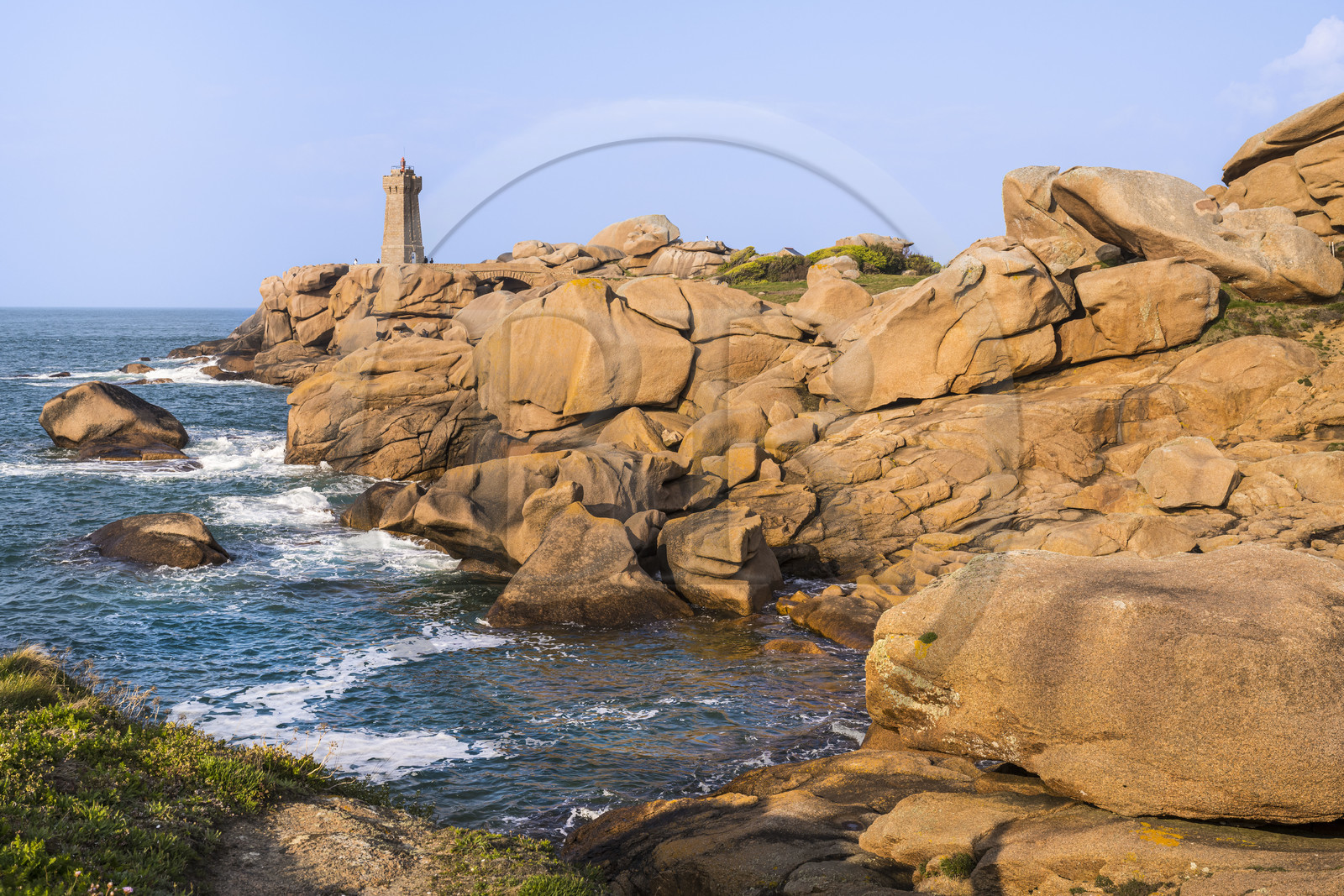 France, Côtes-d'Armor (22), Côte de Granit Rose, Perros-Guirec, Ploumanac'h, pointe de Skewell (Squéouel), le phare de Mean Ruz sur le sentier des Douaniers aussi chemin de Grande Randonnée GR 34