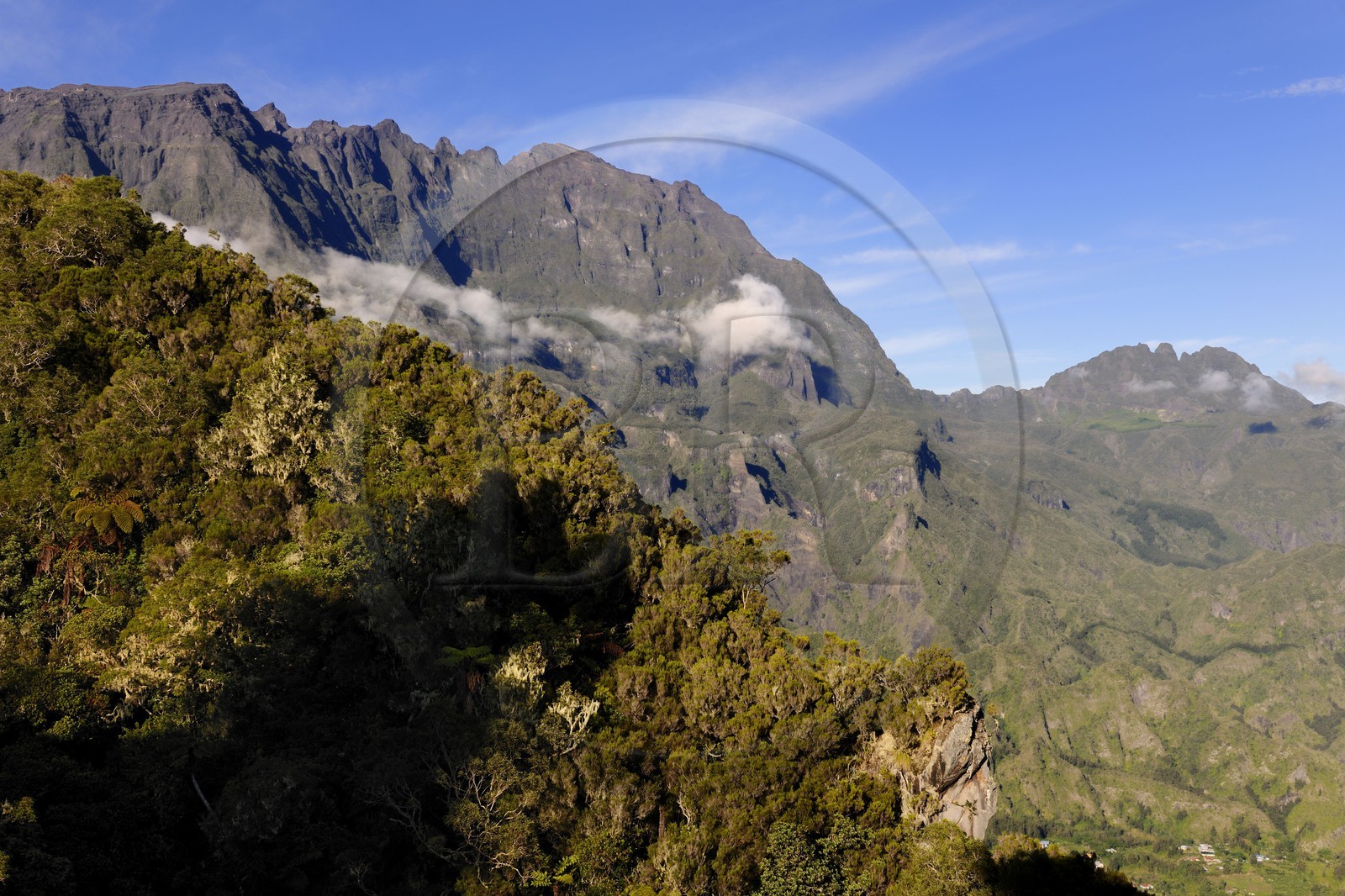 France, île de la Réunion, cirque de Salazie, classé Patrimoine Mondial de l'UNESCO, le Piton des Neiges à gauche