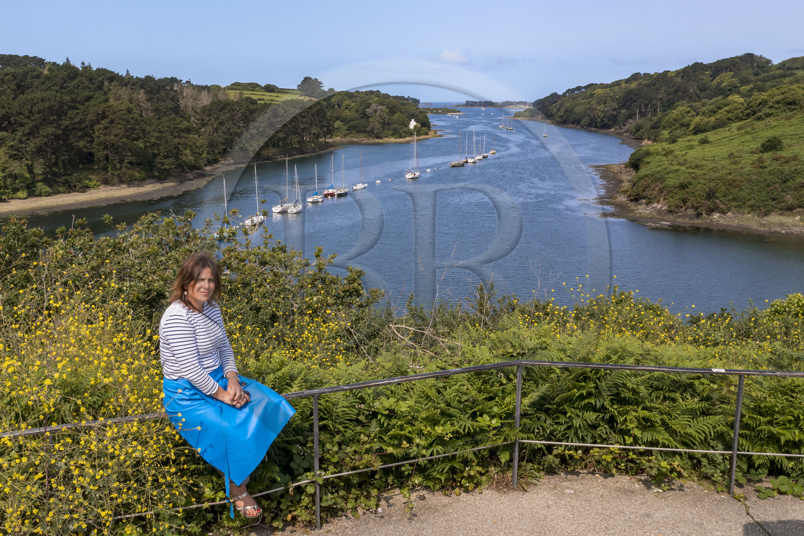 France, Finistère (29), Pays des Abers, Aber Wrac'h, Plouguerneau, mouillage de voiliers près de la cale de Paluden, Caroline Madec de l'entreprise ostréicole Prat-Ar-Coum