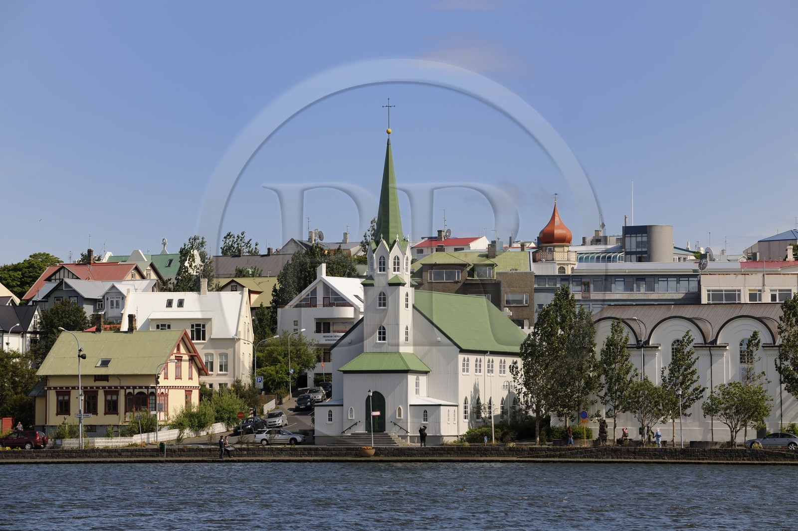 Islande, Reykjavik, église libre d'Islande Frikirkja au bord du lac Tjörnin