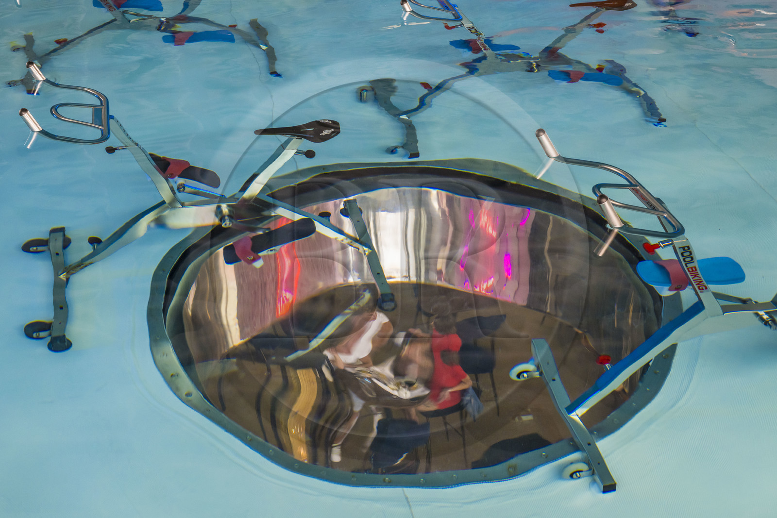 France, Hérault (34), Montpellier,  quartier de Port Marianne, batiment le Nuage réalisation du créateur Philippe Starck, aquabike center dans la piscine à l'étage, au dessus du restaurant Avva Garden visible à travers deux grands hublots