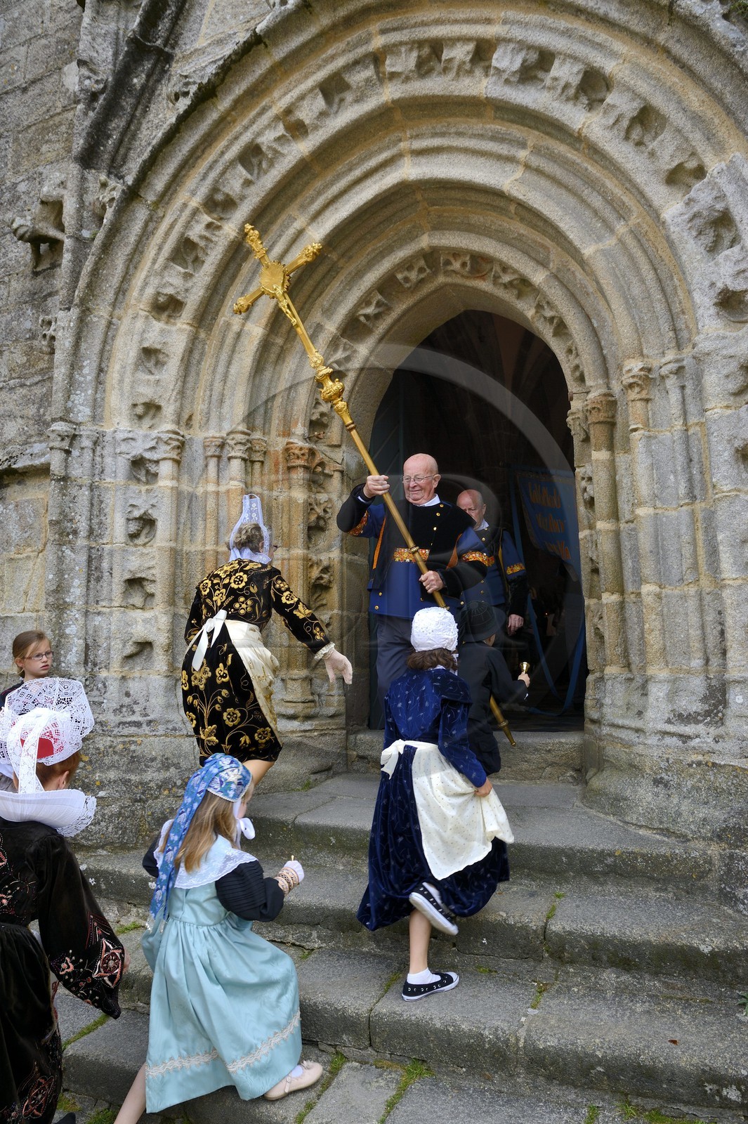 France, Finistère (29), Locronan, labellisé Les Plus Beaux Villages de France, sortie en costume traditionnel de la chapelle du Péniti adjacente à l'église Saint Ronan pour le départ de la procession de la Troménie