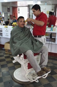 Nicaragua, Granada, salon de coiffure pour homme dans la calle Real Xalteva