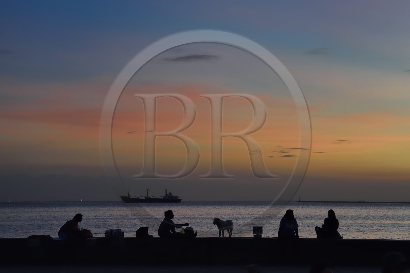 Philippines, Luzon island, Manila, the Baywalk at dusk, a seaside promenade overlooking Manila Bay along Roxas Boulevard