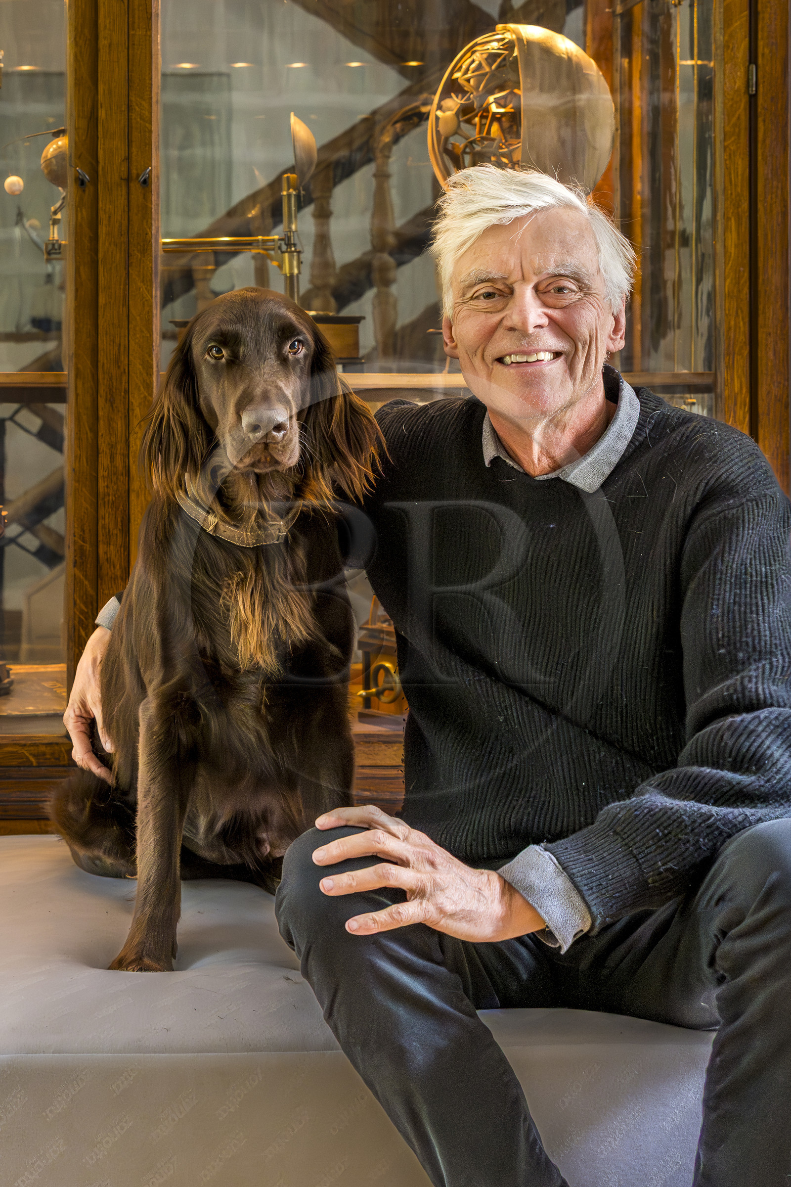 France, Paris (75), le dessinateur et auteur de bande-dessinée François Schuiten dans son atelier parisien, avec son chien Ulysse