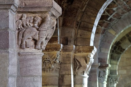 France, Haute-Loire (43), Brioude, la Basilique Saint-Julien de Brioude de style roman auvergnat, chapiteaux sculptés ornés de motifs, combat entre un chevalier chrétien et un chevalier sarrasin qui pourrait faire référence aux Croisades