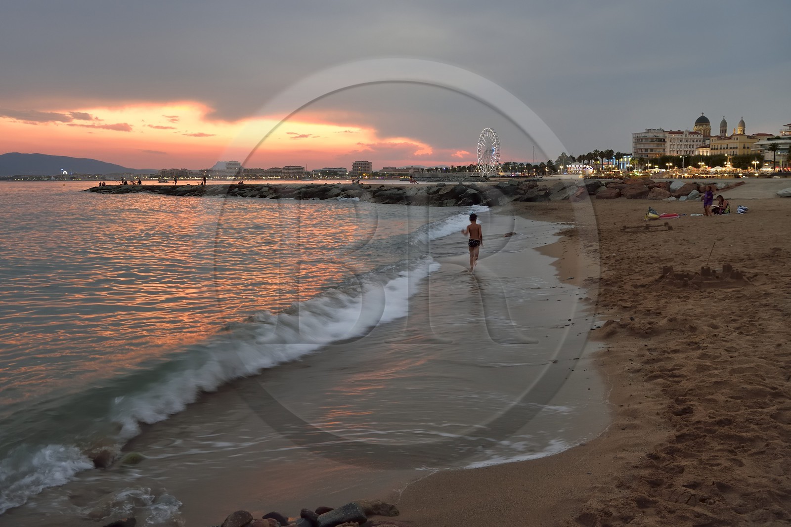 France, Var (83), Saint-Raphaël, plage de la ville au coucher de soleil