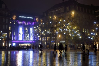 France, Bas-Rhin (67), Strasbourg, la place Kleber et les Galeries Lafayette décorées pour Noël dans la Rue du 22 Novembre
