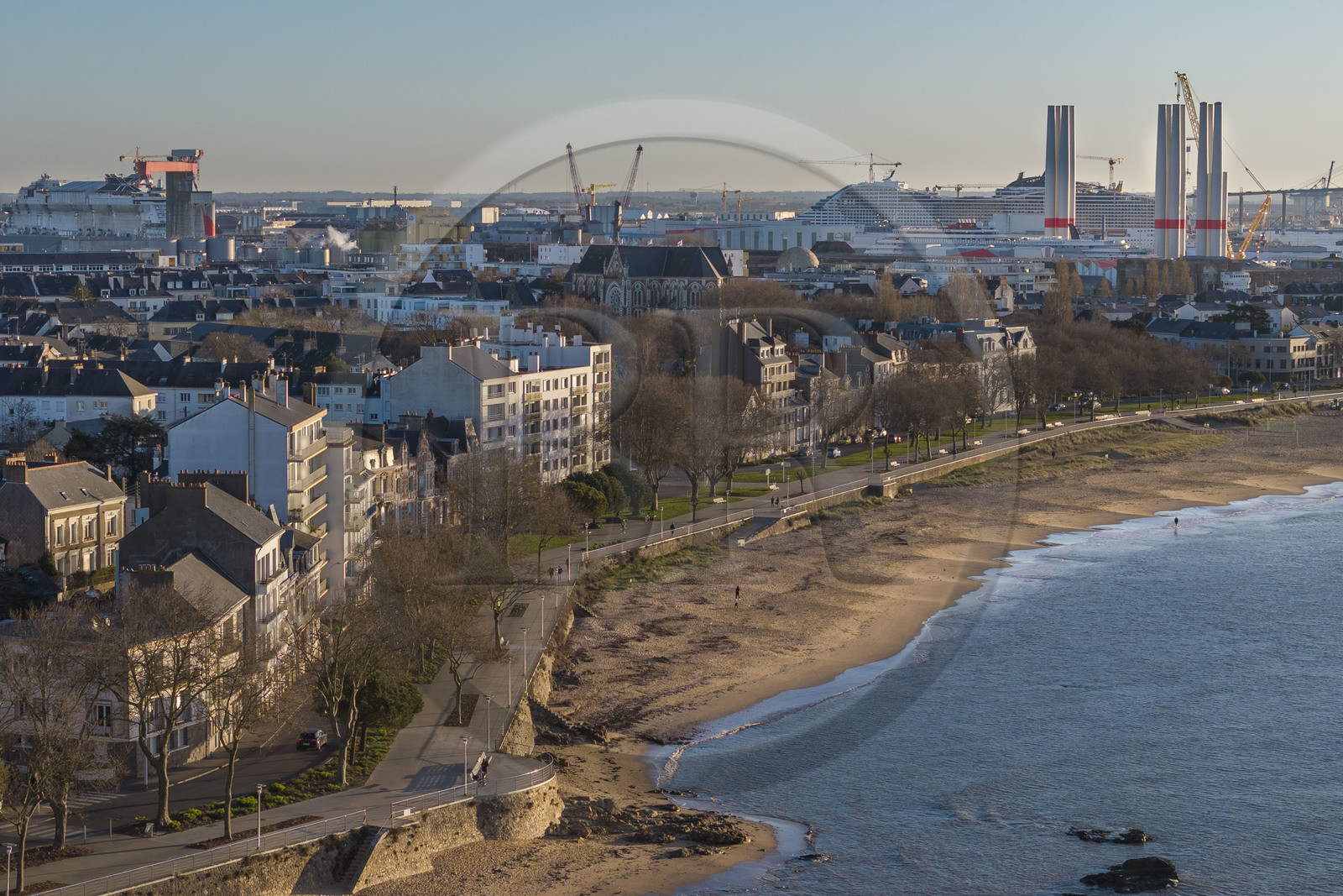 France, Loire-Atlantique (44), Saint-Nazaire, la Grande Plage au niveau du boulevard du Président Wilson sur le front de mer, la plupart des maisons ont été épargnées par les bombardements de la deuxième guerre mondiale