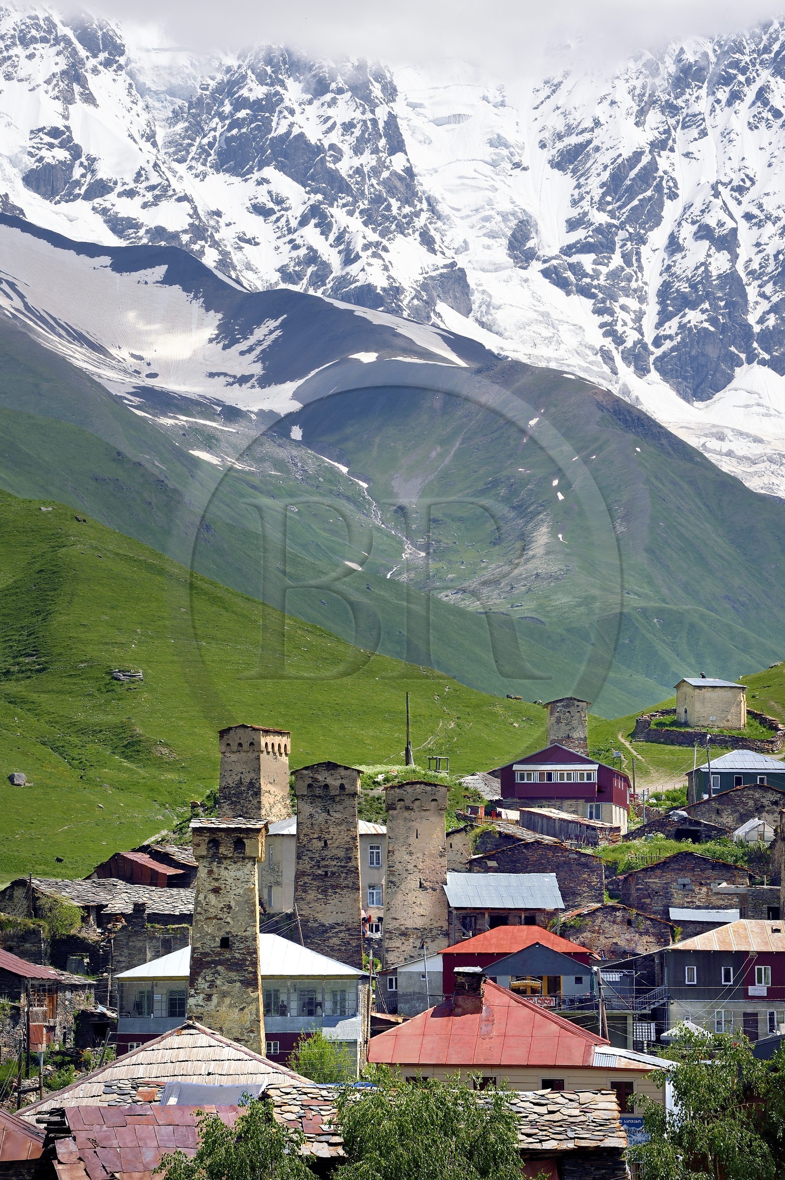 Géorgie, Haute Svanétie (Zemo Svaneti), village de Ushguli, classé Patrimoine Mondial de l'UNESCO, tours défensives Svanes dressées à coté des maisons et le mont Chkhara (plus haut sommet de Georgie avec 5 193 m) en arrière plan