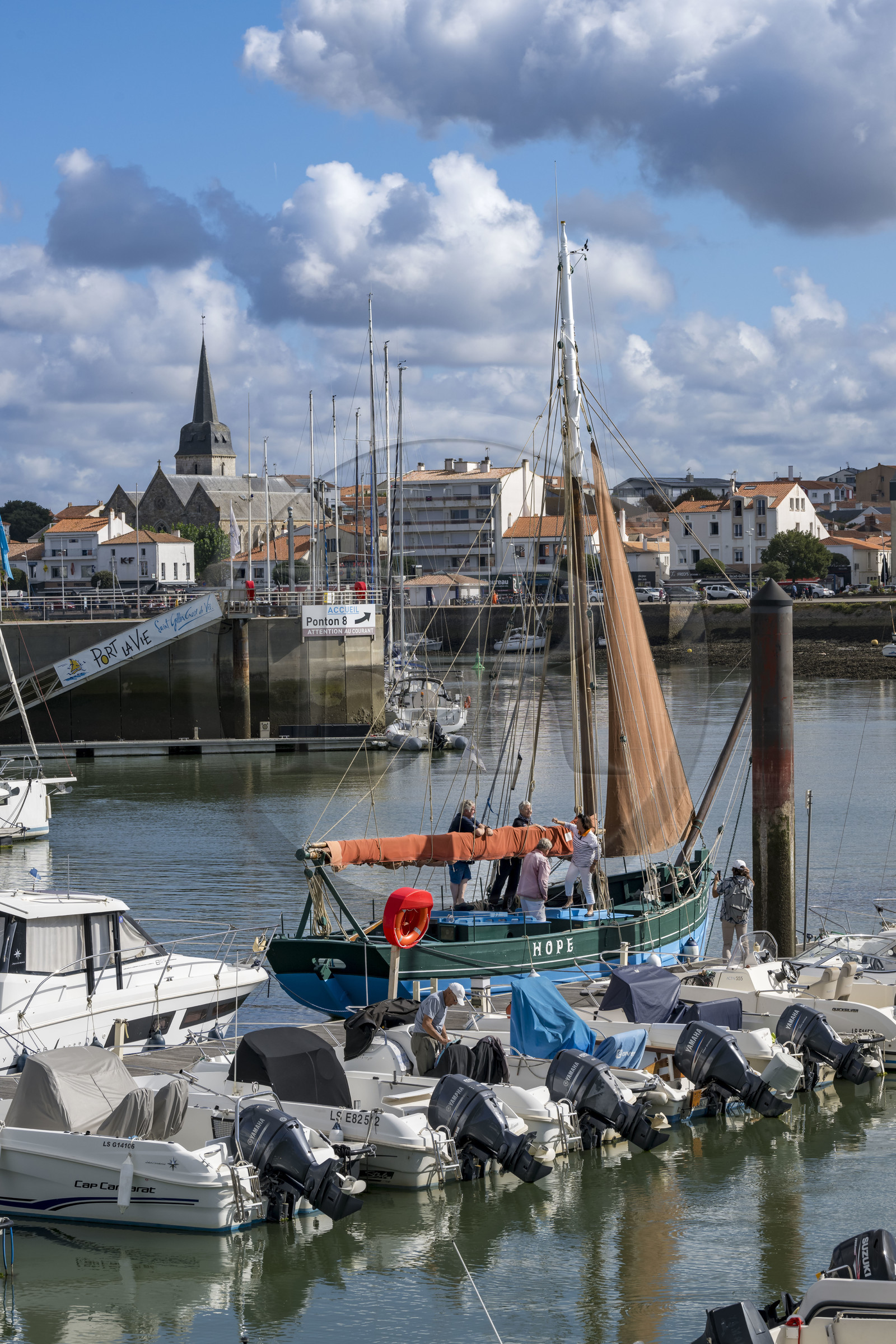 France, Vendée (85), Saint-Gilles-Croix-de-Vie, le voilier le Hope dans le port, un ancien caseyeur devenu bateau patrimoine géré par l'association Suroit, l'eglise Saint-Gilles en arrière plan