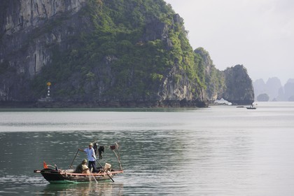 Vietnam, province de Quang Ninh, la Baie d'Halong classée Patrimoine Mondial de l'UNESCO, bateau de pêche entre les iles karstiques