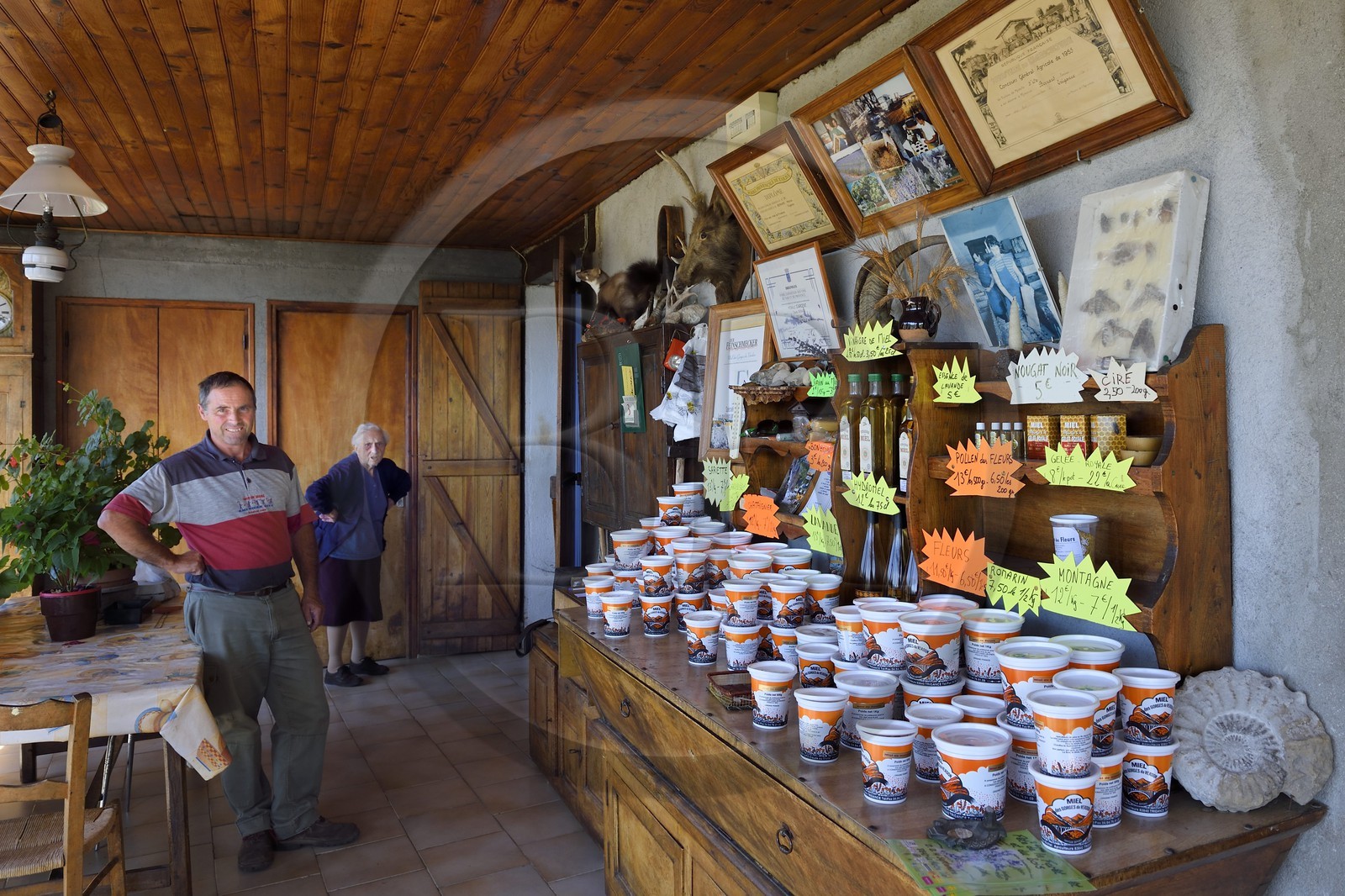 France, Var (83), Parc Naturel Régional du Verdon, village de Trigance, l'apiculteur Michel Bernard présente le Miel des gorges du Verdon