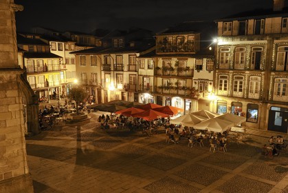 Portugal, région du Minho, Guimaraes, ville classée Patrimoine Mondial de l' UNESCO, terrasse de café sur la place Largo da Oliveira