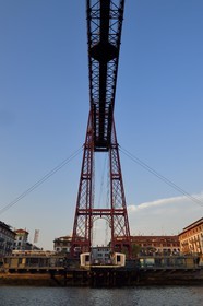 Espagne, Pays basque espagnol, Biscaye, Bilbao, pont de Biscaye (Puente de Vizcaya ou Puente Colgante) sur le fleuve Nervion, reliant les deux villes de Portugalete et Getxo, toujours en service, ce pont transbordeur construit de 1888 à 1893 est le premier construit et aussi le plus grand du monde, classé Patrimoine Mondial de l'UNESCO