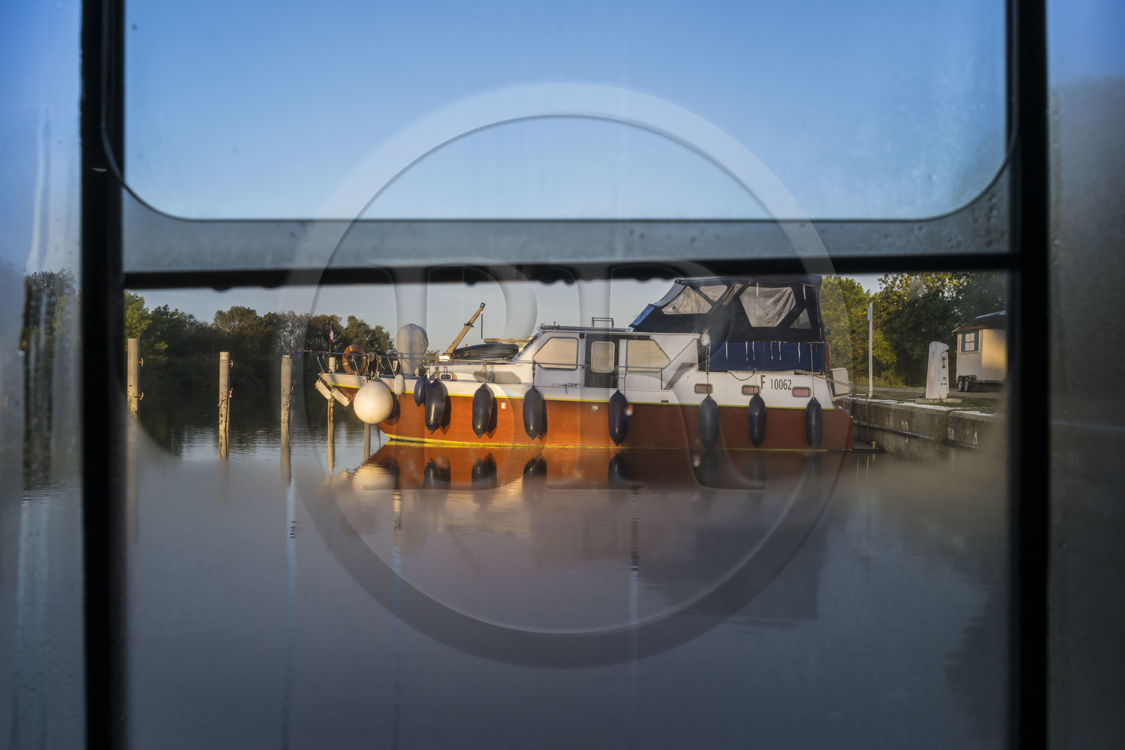 France, Gard (30), la Petite Camargue, Vauvert, le port de Gallician sur le canal du Rhône à Sète au petit matin