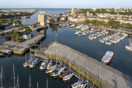 France, Charente-Maritime (17), La Rochelle, la Tour Saint-Nicolas à gauche et la Tour de la Chaîne à droite protègent l'entrée du Vieux Port, le bassin à flot au premier plan et la tour de la Lanterne en arrière plan (vue aérienne)