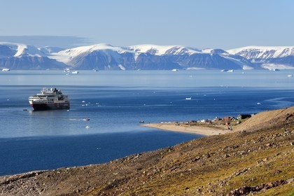 Groenland, cote Nord-Ouest, Murchison sound au nord de la baie de Baffin, Siorapaluk qui est le village le plus septentrional du Groenland, le bateau de croisière MS Fram de la compagnie Hurtigruten au mouillage