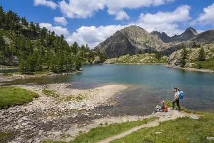 France, Alpes-Maritimes (06), parc national du Mercantour, Haute-Vésubie, Saint-Martin-Vésubie, Val du Haut Boréon, randonneurs au lac de Trécolpas (2150m) et la Cime Guilié (2999m) en arrière-plan