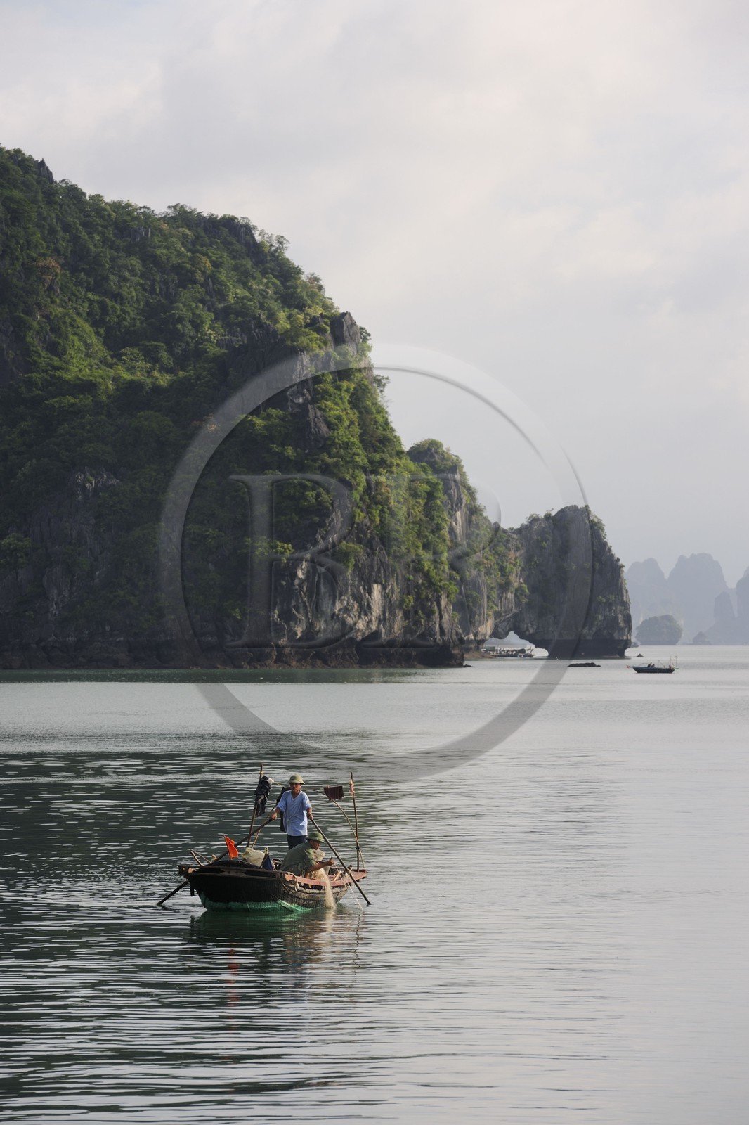 Vietnam, province de Quang Ninh, la Baie d'Halong classée Patrimoine Mondial de l'UNESCO, bateau de pêche entre les iles karstiques