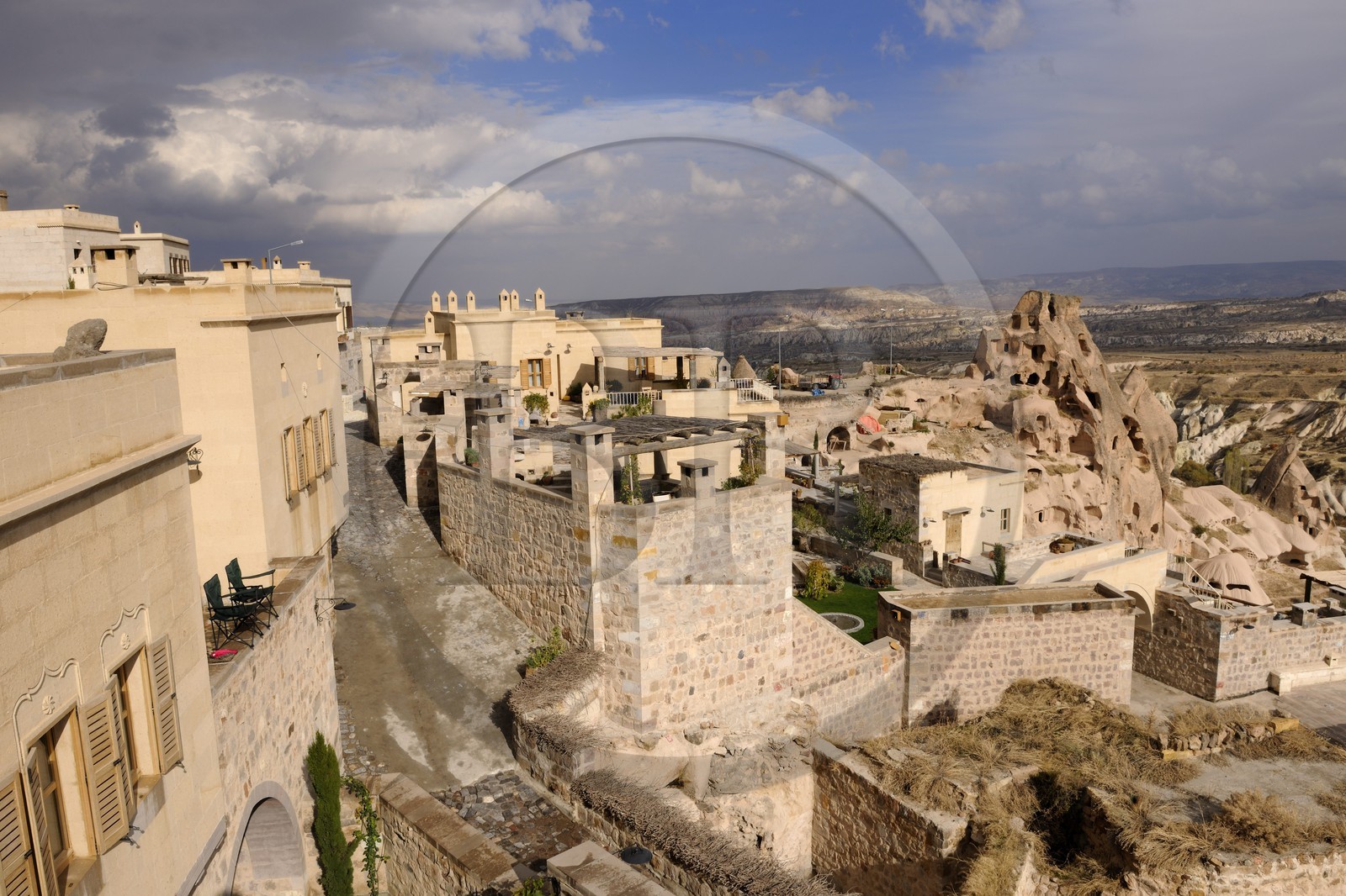Turquie, Anatolie Centrale, province de Nevsehir, Cappadoce classée Patrimoine Mondial de l'UNESCO, village d' Uçhisar, hôtel troglodytique Argos in Cappadocia au premier plan