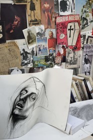 France, Ivry-sur-Seine (94), l'artiste plasticien Ernest Pignon-Ernest dans son atelier